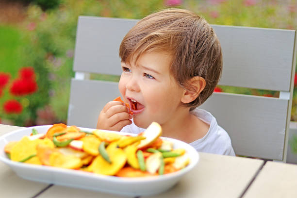 kids snacking