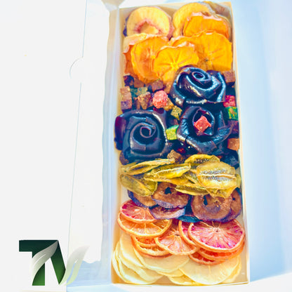 Healthy vegan snack box with rose-shaped fruit rolls and a variety of dried fruits such as kiwi, citrus, and persimmon — no added sugar, perfect for gifting or sharing.